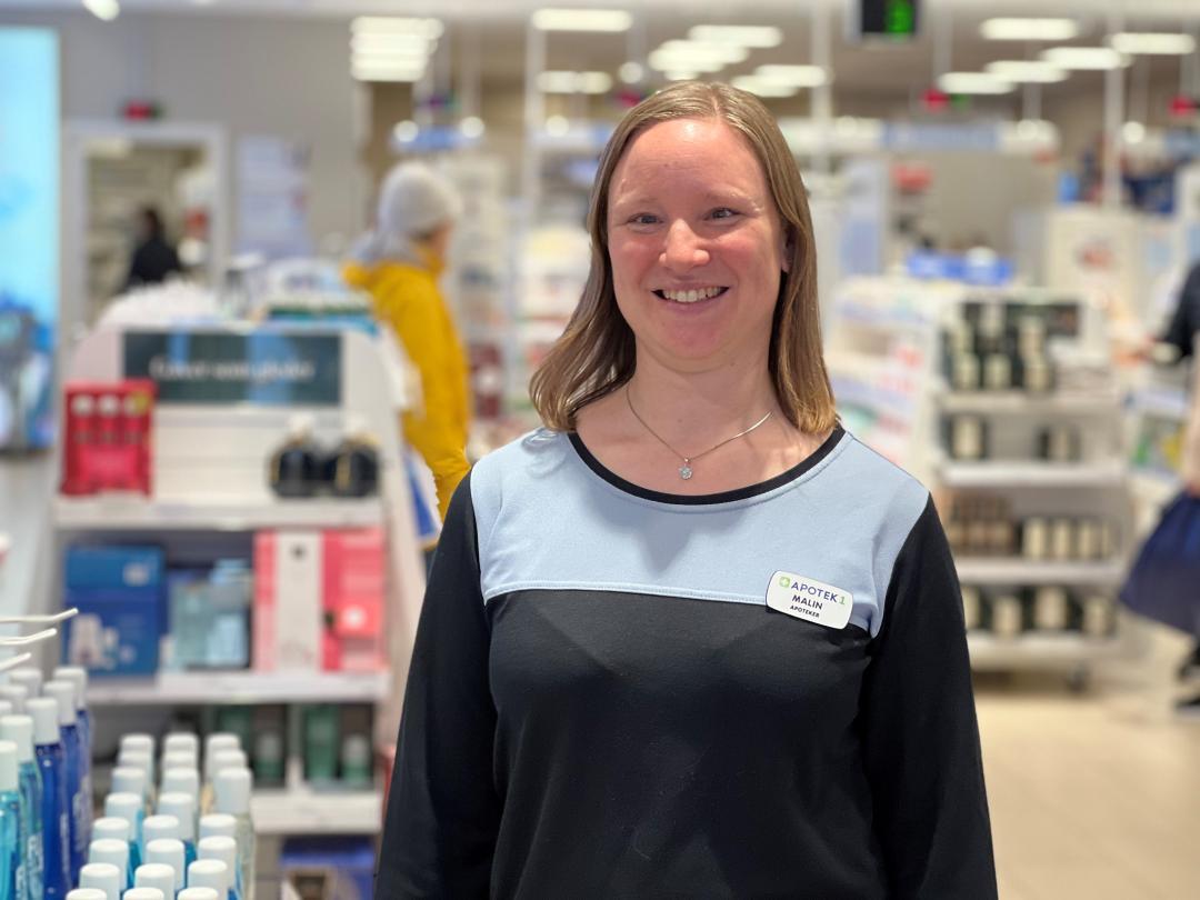 Bilde av apoteker Malin Jansson ved Apotek 1 Nordbyen